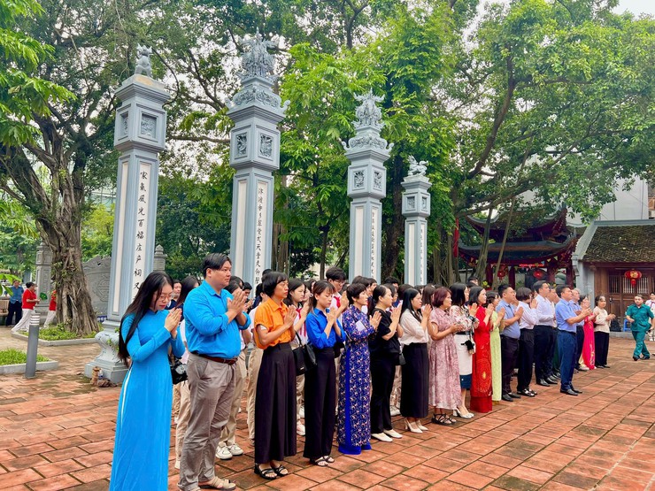 Phường Ô Chợ Dừa dâng hương tưởng niệm các anh hùng liệt sĩ- Ảnh 4.