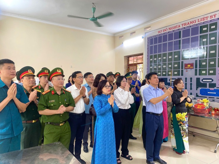 Phường Ô Chợ Dừa dâng hương tưởng niệm các anh hùng liệt sĩ- Ảnh 6.