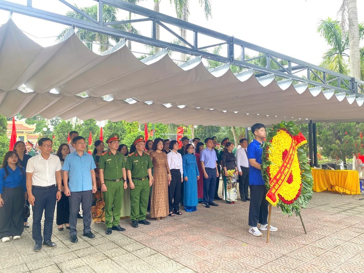 Phường Ô Chợ Dừa dâng hương tưởng niệm các anh hùng liệt sĩ- Ảnh 7.
