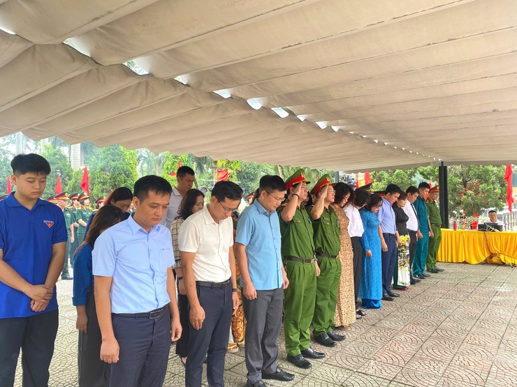 Phường Ô Chợ Dừa dâng hương tưởng niệm các anh hùng liệt sĩ- Ảnh 8.