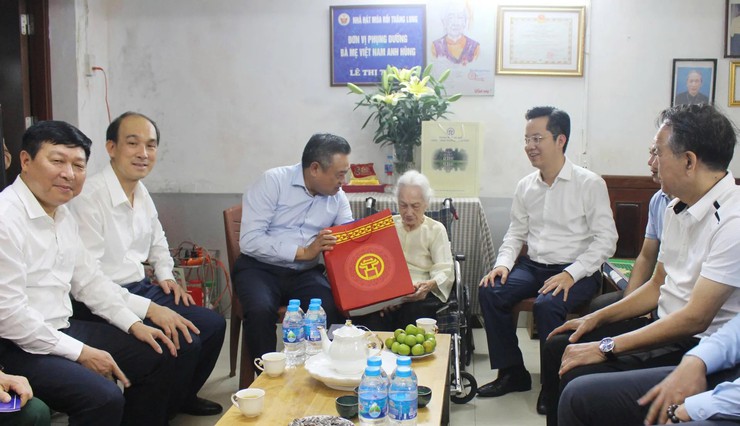 Chủ tịch UBND Thành phố Hà Nội Trần Sỹ Thanh thăm, tặng quà người có công trên địa bàn phường Hoàn Kiếm
- Ảnh 2.
