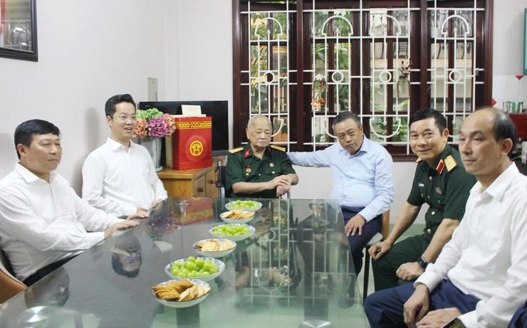 Chủ tịch UBND Thành phố Hà Nội Trần Sỹ Thanh thăm, tặng quà người có công trên địa bàn phường Hoàn Kiếm
- Ảnh 4.