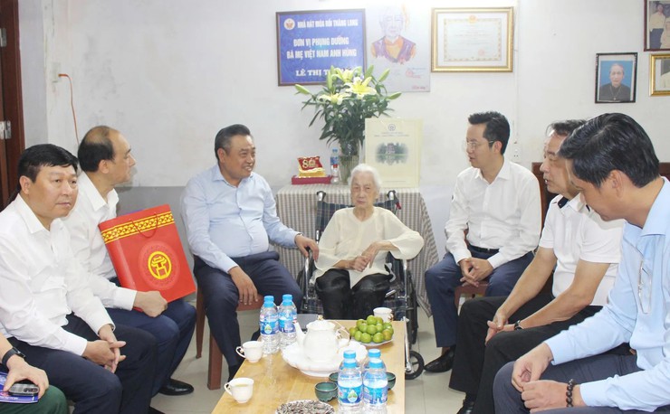 Chủ tịch UBND Thành phố Hà Nội Trần Sỹ Thanh thăm, tặng quà người có công trên địa bàn phường Hoàn Kiếm
- Ảnh 1.