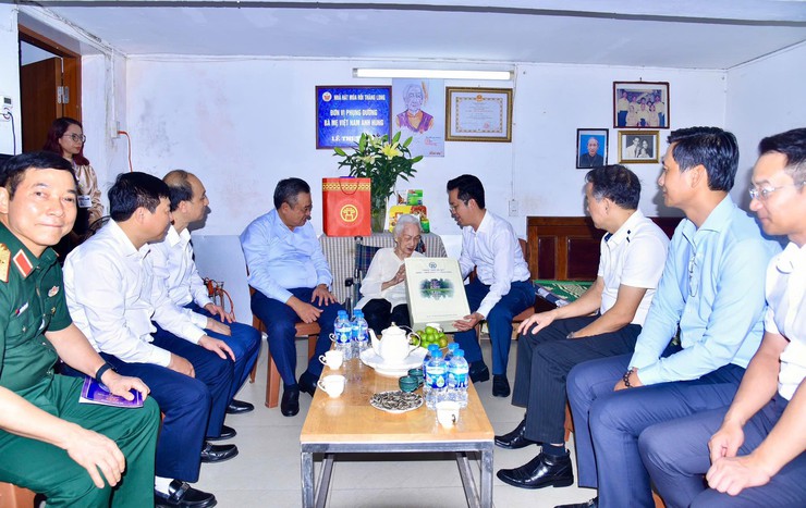 Chủ tịch UBND Thành phố Hà Nội Trần Sỹ Thanh thăm, tặng quà người có công trên địa bàn phường Hoàn Kiếm
- Ảnh 3.