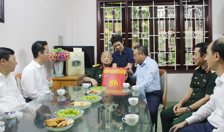 Chủ tịch UBND Thành phố Hà Nội Trần Sỹ Thanh thăm, tặng quà người có công trên địa bàn phường Hoàn Kiếm
- Ảnh 5.