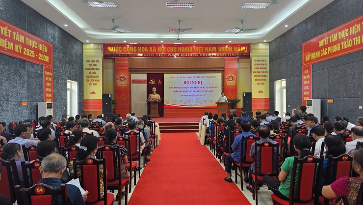 PHƯỜNG VĨNH HƯNG CÔNG BỐ QUYẾT ĐỊNH ĐỔI TÊN CHI BỘ TỔ DÂN PHỐ; GHÉP PHẦN DÂN CƯ, ĐỔI TÊN TỔ DÂN PHỐ- Ảnh 1.