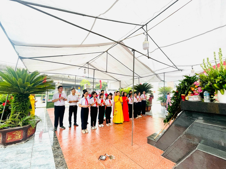 Trường THCS Linh Đàm tổ chức các hoạt động tri ân
nhân ngày thương binh, liệt sĩ 27/7- Ảnh 1.