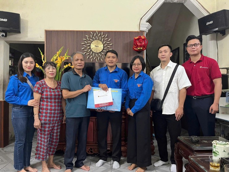 ĐOÀN TNCS HỒ CHÍ MINH PHƯỜNG HOÀNG MAI -  GỬI TRỌN NGHĨA TÌNH TỚI CÁC GIA ĐÌNH CHÍNH SÁCH- Ảnh 1.
