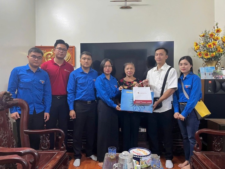 ĐOÀN TNCS HỒ CHÍ MINH PHƯỜNG HOÀNG MAI -  GỬI TRỌN NGHĨA TÌNH TỚI CÁC GIA ĐÌNH CHÍNH SÁCH- Ảnh 3.