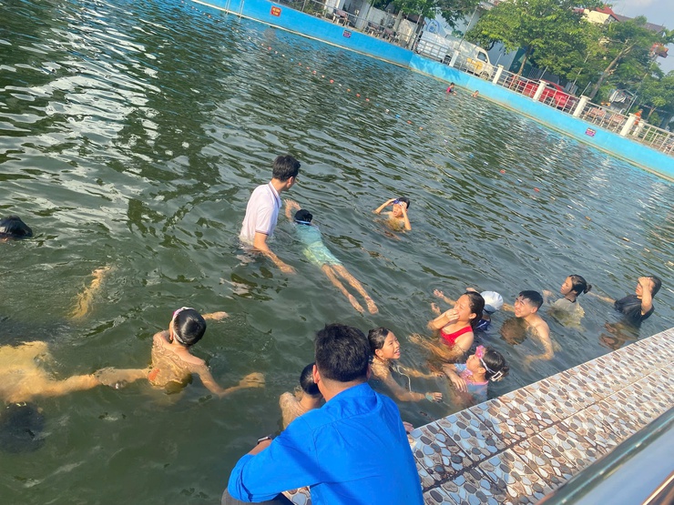 Tam Hưng tổ chức lớp tập huấn kỹ năng xử lý tình huống khi bơi- Ảnh 3.