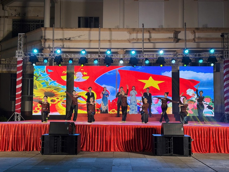 Ấn tượng chương trình văn nghệ chào mừng thành công Đại hội đại biểu Đảng bộ xã Thanh Trì lần thứ I, nhiệm kỳ 2025 – 2030- Ảnh 4.