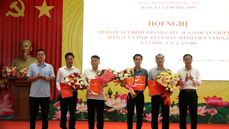 Đảng ủy xã Hương Sơn trao quyết định thành lập các cơ quan giúp việc Đảng ủy- Ảnh 4.