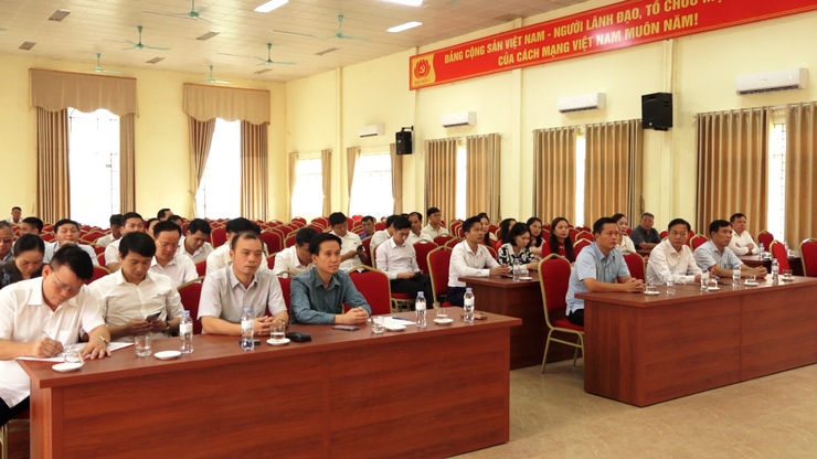 Đảng ủy xã Hương Sơn trao quyết định thành lập các cơ quan giúp việc Đảng ủy- Ảnh 1.