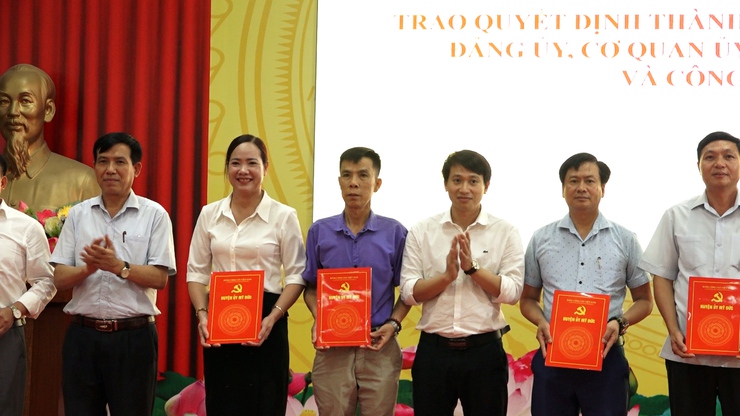 Đảng ủy xã Hương Sơn trao quyết định thành lập các cơ quan giúp việc Đảng ủy- Ảnh 5.