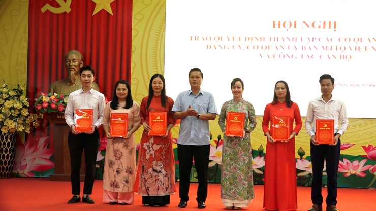 Đảng ủy xã Hương Sơn trao quyết định thành lập các cơ quan giúp việc Đảng ủy- Ảnh 3.
