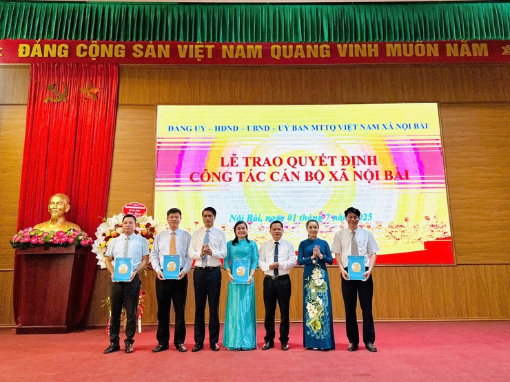 Lễ trao quyết định công tác cán bộ xã Nội Bài- Ảnh 1.