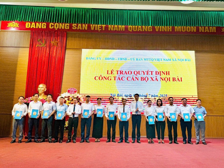 Lễ trao quyết định công tác cán bộ xã Nội Bài- Ảnh 4.