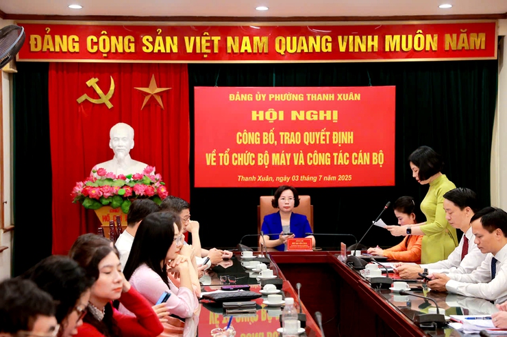 Đảng ủy phường Thanh Xuân công bố, trao quyết định về tổ chức bộ máy và công tác cán bộ- Ảnh 1.