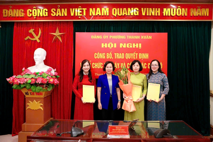 Đảng ủy phường Thanh Xuân công bố, trao quyết định về tổ chức bộ máy và công tác cán bộ- Ảnh 2.