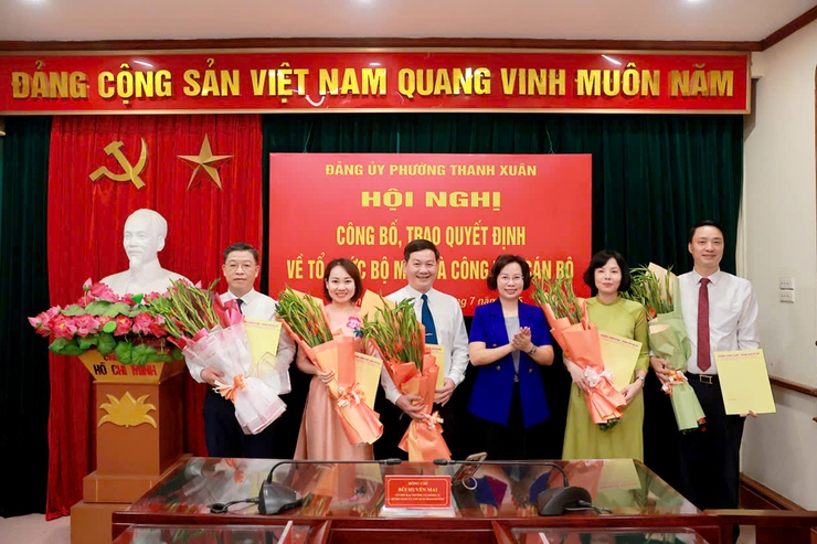 Đảng ủy phường Thanh Xuân công bố, trao quyết định về tổ chức bộ máy và công tác cán bộ- Ảnh 3.