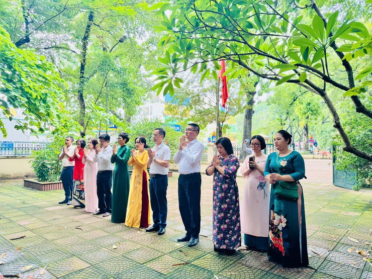 LÃNH ĐẠO PHƯỜNG KIM LIÊN TỔ CHỨC DÂNG HƯƠNG, DÂNG HOA TẠI CÁC ĐỊA CHỈ ĐỎ TRÊN ĐỊA BÀN- Ảnh 2.