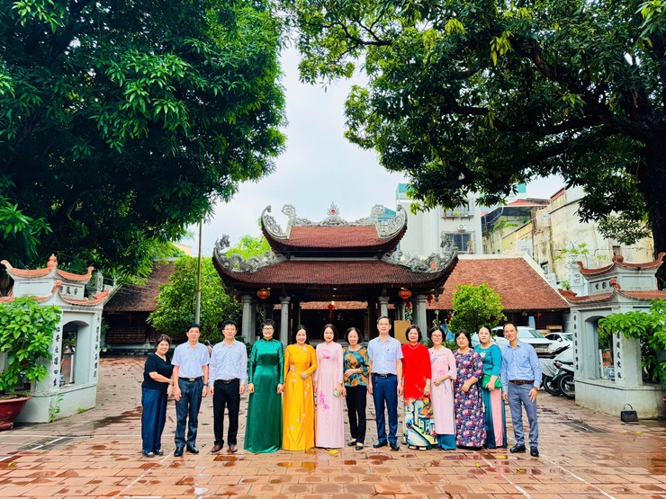LÃNH ĐẠO PHƯỜNG KIM LIÊN TỔ CHỨC DÂNG HƯƠNG, DÂNG HOA TẠI CÁC ĐỊA CHỈ ĐỎ TRÊN ĐỊA BÀN- Ảnh 4.