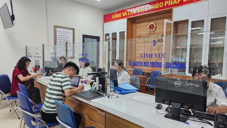 TẠI PHƯỜNG LÁNG: NGƯỜI DÂN GHI NHẬN THỦ TỤC HÀNH CHÍNH ĐƯỢC GIẢI QUYẾT NHANH GỌN - Ảnh 1.