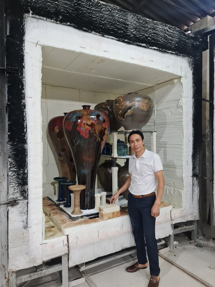 Nghệ nhân ưu tú Đức Tân: Thổi hồn cho thương hiệu gốm Bát Tràng- Ảnh 3.
