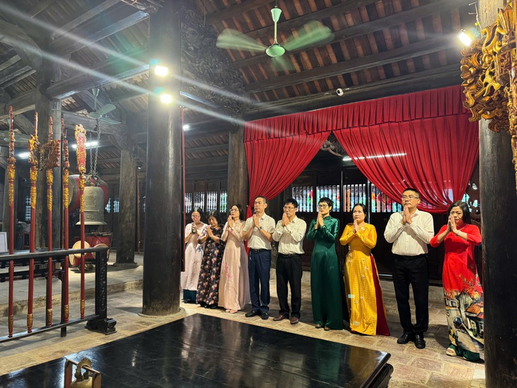 LÃNH ĐẠO PHƯỜNG KIM LIÊN TỔ CHỨC DÂNG HƯƠNG, DÂNG HOA TẠI CÁC ĐỊA CHỈ ĐỎ TRÊN ĐỊA BÀN- Ảnh 5.