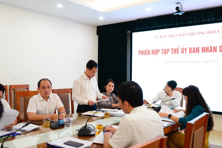 UBND phường Hoàn Kiếm họp phiên đầu tiên trong nhiệm kỳ mới- Ảnh 3.