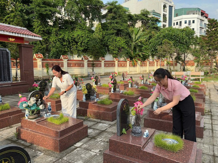 Lãnh đạo phường Hà Đông viếng nghĩa trang Liệt sĩ trên địa bàn phường- Ảnh 5.