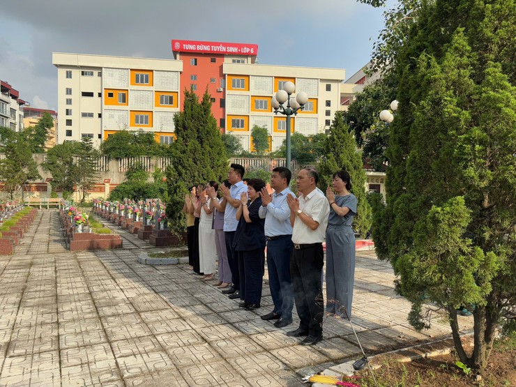 Lãnh đạo phường Hà Đông viếng nghĩa trang Liệt sĩ trên địa bàn phường- Ảnh 3.