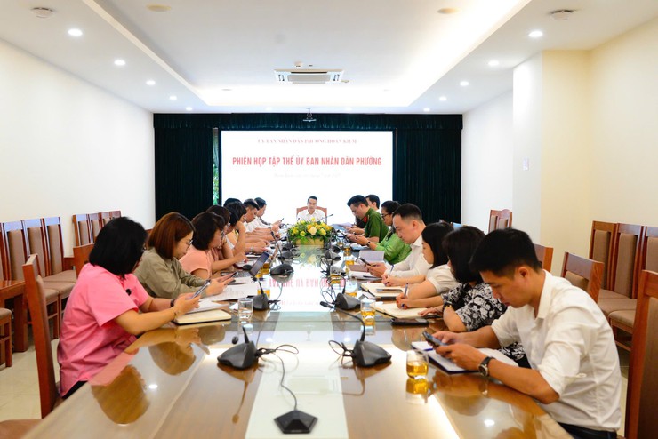 UBND phường Hoàn Kiếm họp phiên đầu tiên trong nhiệm kỳ mới- Ảnh 1.