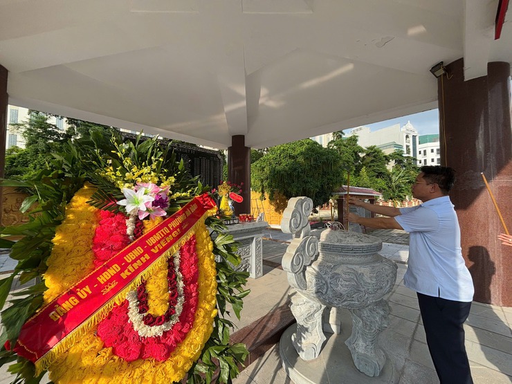 Lãnh đạo phường Hà Đông viếng nghĩa trang Liệt sĩ trên địa bàn phường- Ảnh 2.