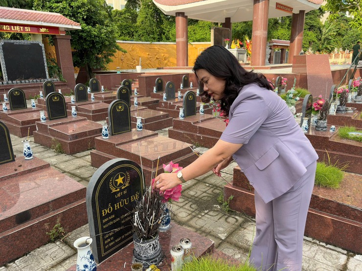 Lãnh đạo phường Hà Đông viếng nghĩa trang Liệt sĩ trên địa bàn phường- Ảnh 4.