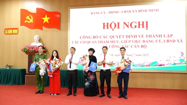 Công bố các quyết định công tác, cán bộ phòng Kinh tế xã Bình Minh- Ảnh 1.