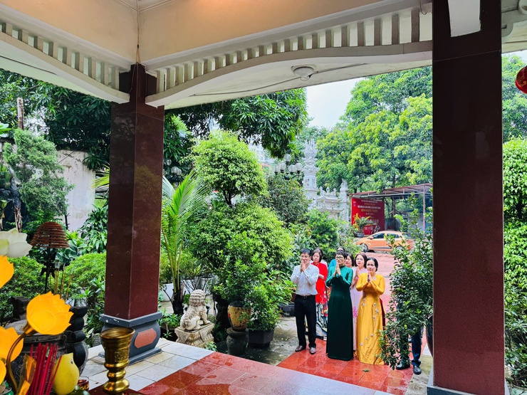 LÃNH ĐẠO PHƯỜNG KIM LIÊN TỔ CHỨC DÂNG HƯƠNG, DÂNG HOA TẠI CÁC ĐỊA CHỈ ĐỎ TRÊN ĐỊA BÀN- Ảnh 6.