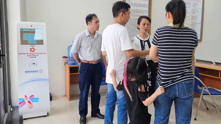 TẠI PHƯỜNG LÁNG: NGƯỜI DÂN GHI NHẬN THỦ TỤC HÀNH CHÍNH ĐƯỢC GIẢI QUYẾT NHANH GỌN - Ảnh 2.