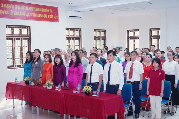 PHƯỜNG LÁNG THAM DỰ LỄ CÔNG BỐ VÀ TRAO QUYẾT ĐỊNH THÀNH LẬP 126 ĐƠN VỊ HÀNH CHÍNH CẤP XÃ, PHƯỜNG- Ảnh 2.