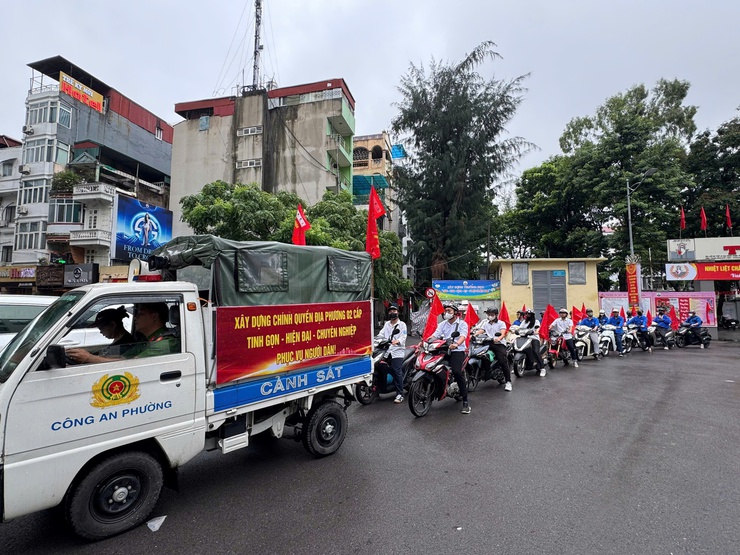 Đoàn xe tuyên truyền lưu động chào mừng vận hành chính quyền địa phương 2 cấp và thành lập phường Hai Bà Trưng- Ảnh 1.
