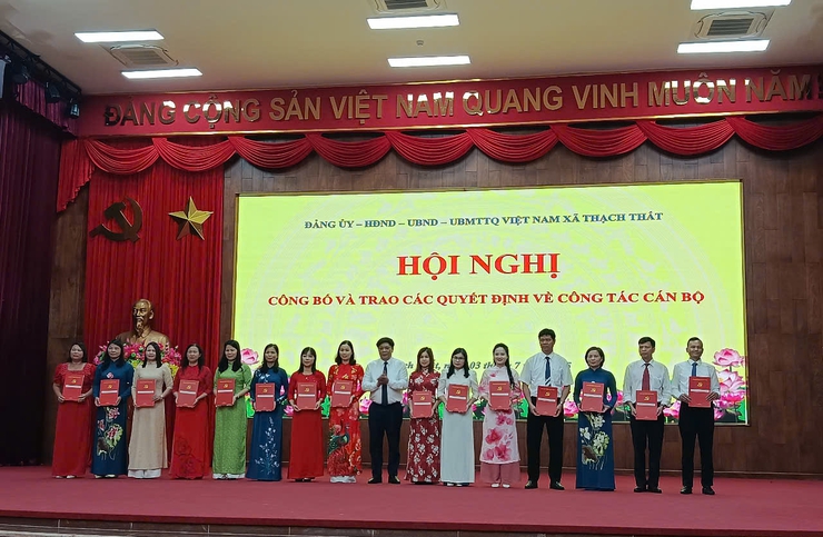 Xã Thạch Thất công bố và trao quyết định về thành lập các cơ quan tham mưu, giúp việc thuộc Đảng ủy, HĐND, UBND, UB MTTQ Việt Nam và công tác cán bộ xã Thạch Thất- Ảnh 1.
