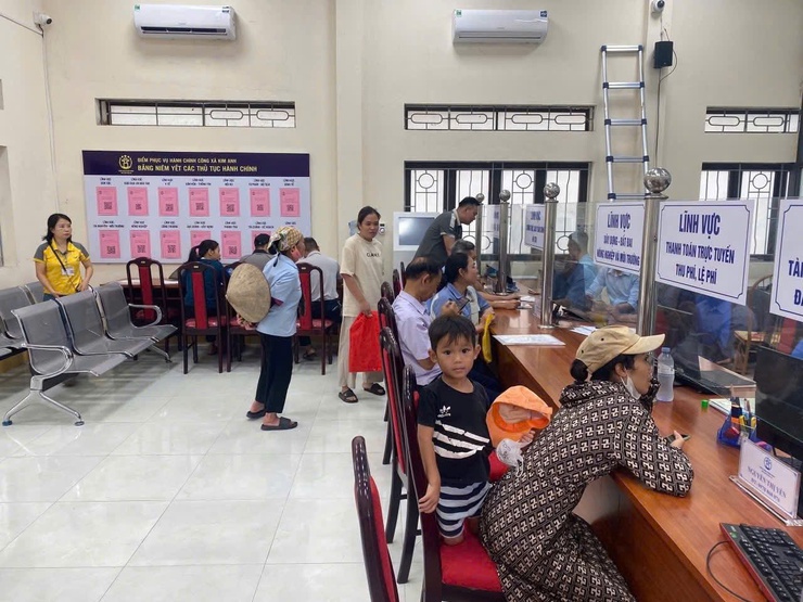 NGÀY ĐẦU TIÊN HOẠT ĐỘNG CỦA ĐIỂM PHỤC VỤ HÀNH CHÍNH CÔNG XÃ KIM ANH - Ảnh 2.