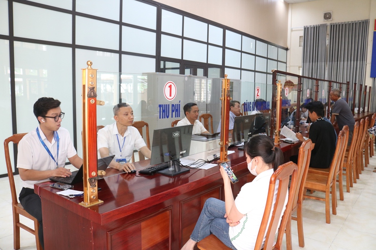 Điểm phục vụ hành chính công xã Hòa Phú tiếp đón và phục vụ người dân, doanh nghiệp đến giao dịch- Ảnh 2.