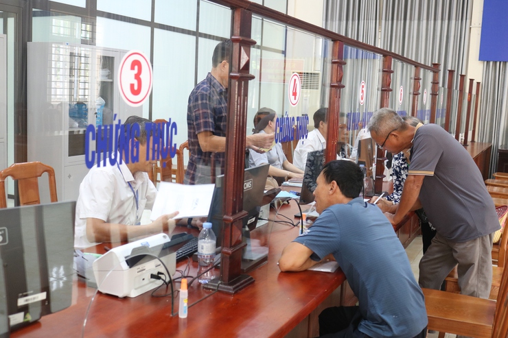 Điểm phục vụ hành chính công xã Hòa Phú tiếp đón và phục vụ người dân, doanh nghiệp đến giao dịch- Ảnh 1.