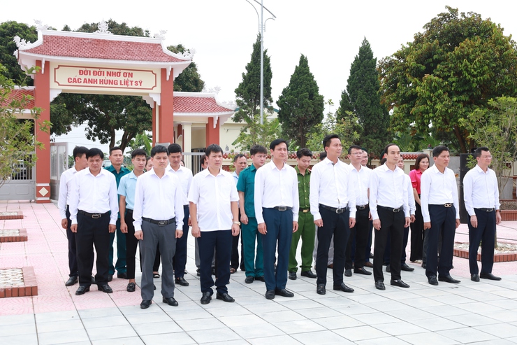 Lãnh đạo xã Minh Châu thành kính dâng hương tưởng niệm các anh hùng liệt sỹ tại nghĩa trang liệt sỹ xã nhà- Ảnh 1.