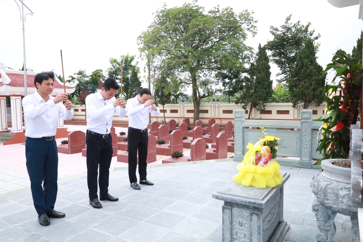 Lãnh đạo xã Minh Châu thành kính dâng hương tưởng niệm các anh hùng liệt sỹ tại nghĩa trang liệt sỹ xã nhà- Ảnh 2.