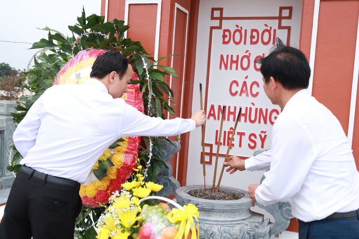 Lãnh đạo xã Minh Châu thành kính dâng hương tưởng niệm các anh hùng liệt sỹ tại nghĩa trang liệt sỹ xã nhà- Ảnh 4.