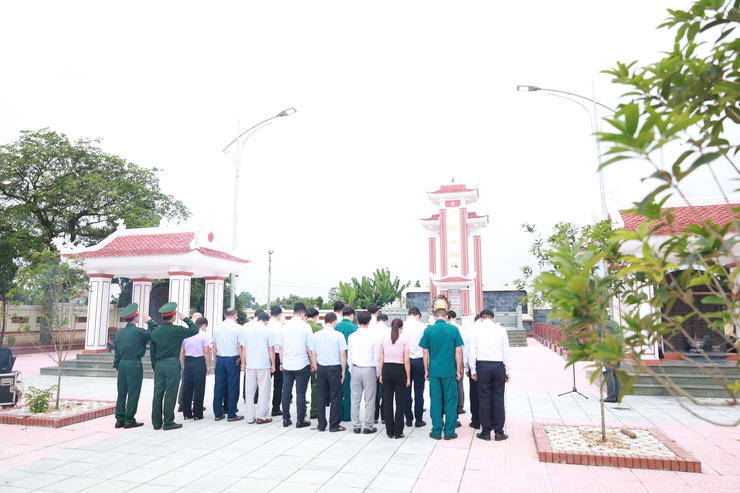 Lãnh đạo xã Minh Châu thành kính dâng hương tưởng niệm các anh hùng liệt sỹ tại nghĩa trang liệt sỹ xã nhà- Ảnh 10.