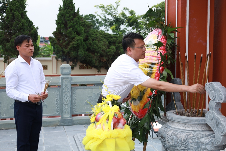 Lãnh đạo xã Minh Châu thành kính dâng hương tưởng niệm các anh hùng liệt sỹ tại nghĩa trang liệt sỹ xã nhà- Ảnh 5.