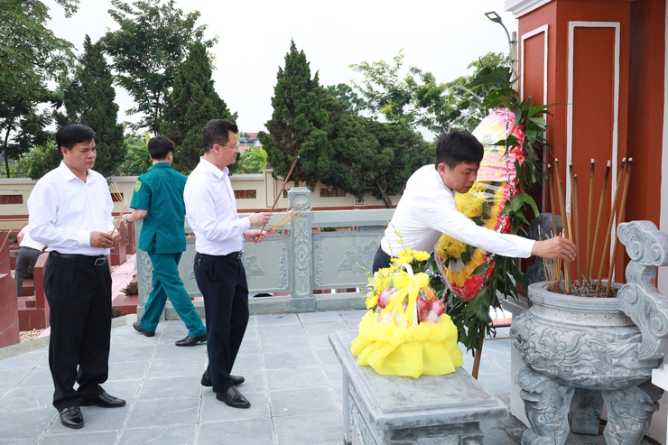 Lãnh đạo xã Minh Châu thành kính dâng hương tưởng niệm các anh hùng liệt sỹ tại nghĩa trang liệt sỹ xã nhà- Ảnh 6.